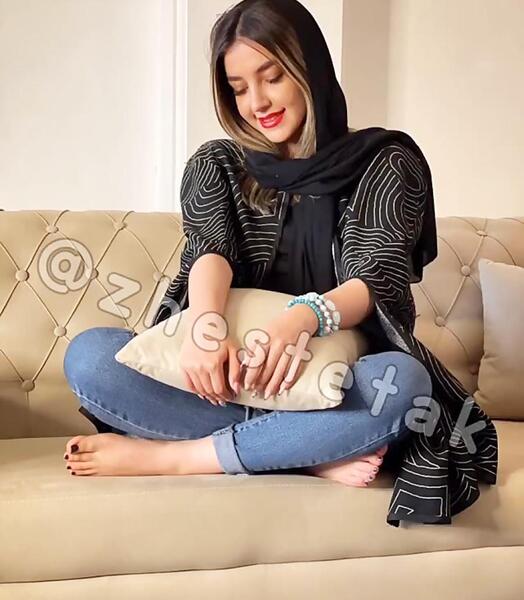 ژست عکس نشسته روی مبل