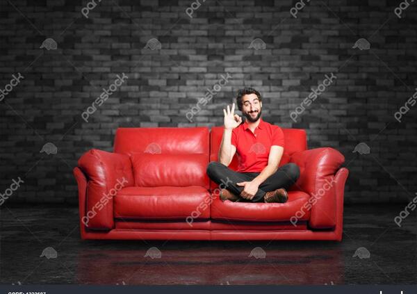 ژست عکس نشسته روی مبل