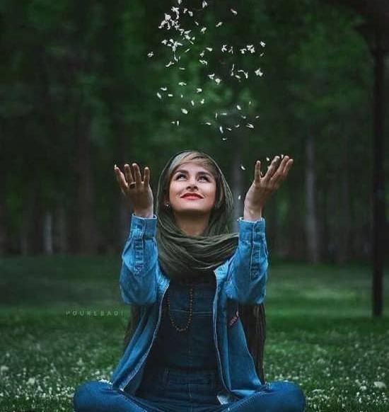 ژست عکس در طبیعت دخترانه