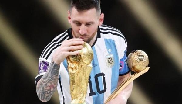 عکس لیونل مسی با جام جهانی ۲۰۲۲