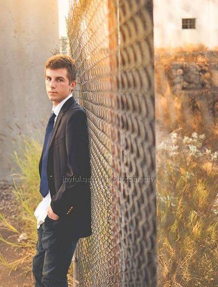ژست عکس کنار دیوار مردانه