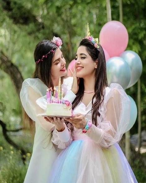 ژست عکس دخترانه با پیراهن مردانه