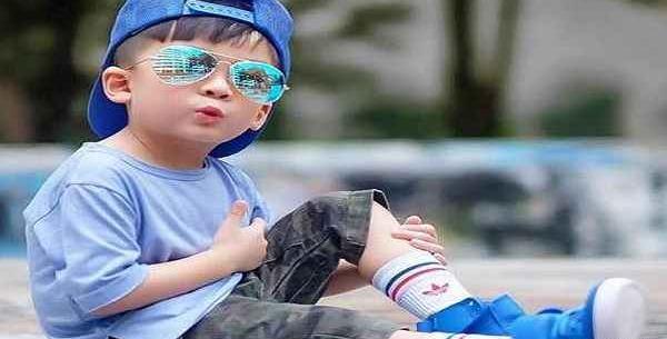 ژست عکس تولد پسر بچه در منزل