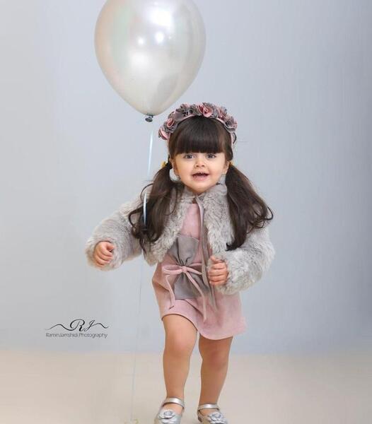 ژست عکس تولد دخترانه بچه گانه