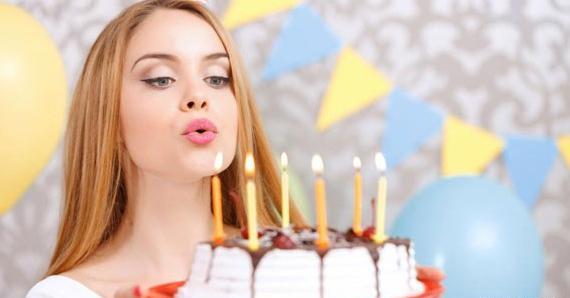 ژست عکس تولد دختر با کیک