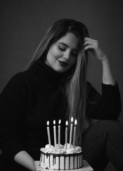 ژست عکس تولد دختر با کیک