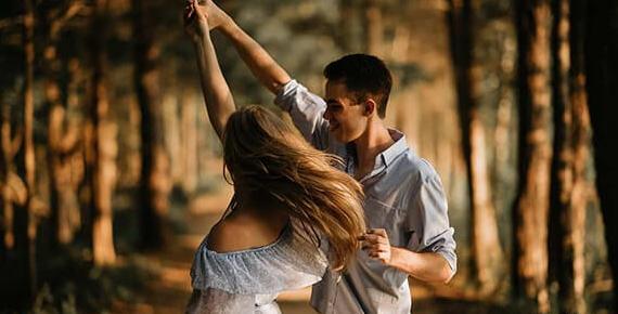 ژست عکس تولد دونفره عاشقانه در طبیعت