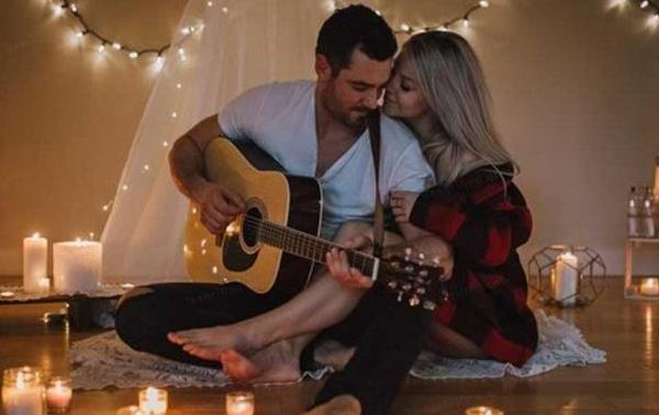 ژست عکس تولد دونفره عاشقانه در طبیعت