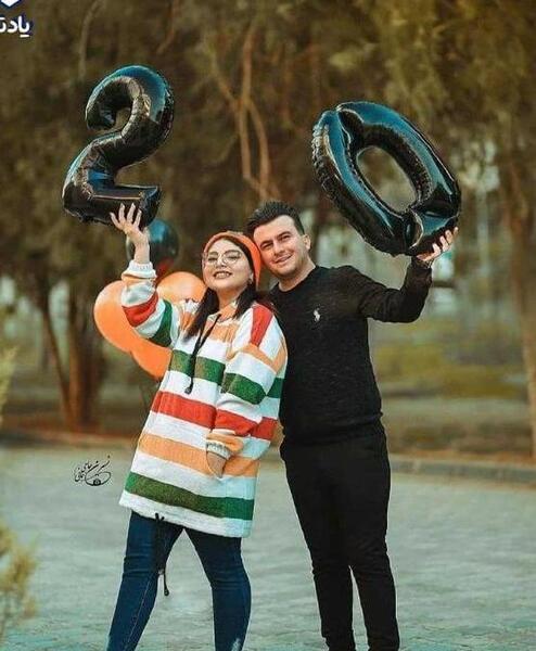 ژست عکس تولد دونفره عاشقانه در طبیعت