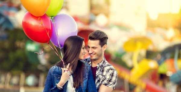 ژست عکس تولد دونفره عاشقانه در طبیعت