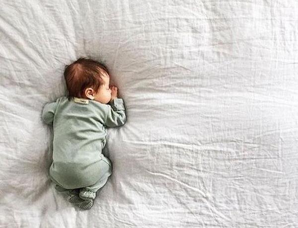 ژست عکس یک ماهگی نوزاد پسر