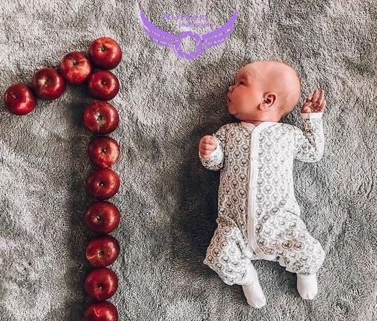 ژست عکس یک ماهگی نوزاد پسر