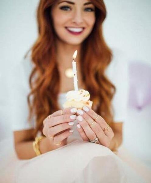 ژست عکس تولد با کیک کودکانه