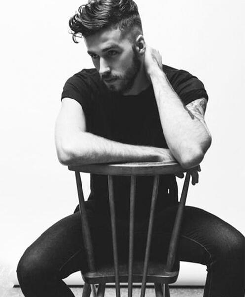 ژست عکس آتلیه مردانه