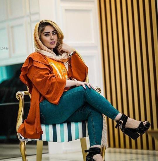 ژست عکس روی صندلی مردانه