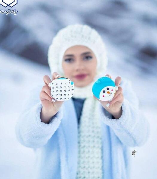 ژست عکس تولد در طبیعت زمستان