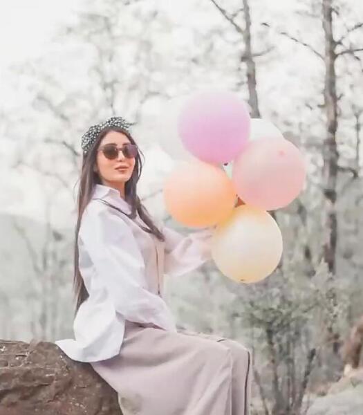 ژست عکس تولد در طبیعت زمستان