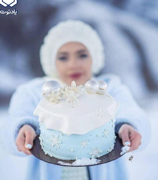 ژست عکس تولد در طبیعت زمستان