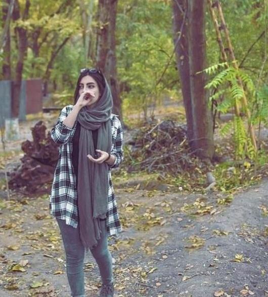 ژست عکس دخترانه تکی ایستاده