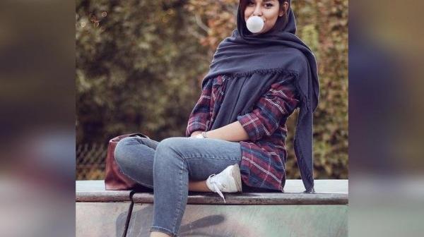 ژست عکس دخترانه تکی ایستاده