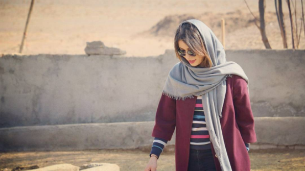 ژست عکس دخترانه تکی ایستاده