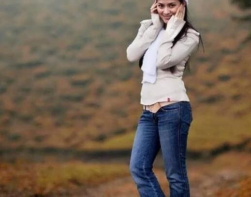 ژست عکس دخترانه تکی ایستاده