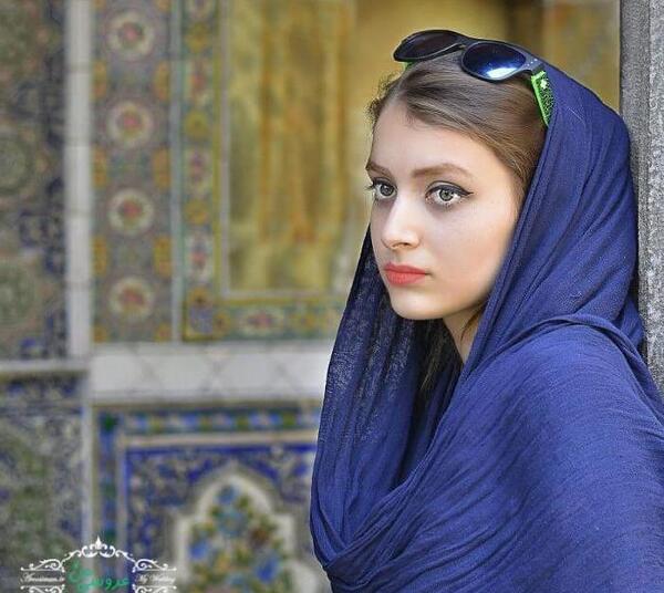 ژست عکس دخترانه تکی ایستاده