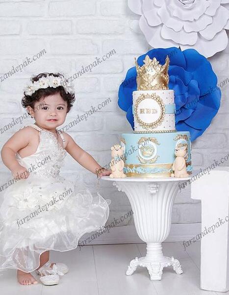 ژست عکس کودک با کیک تولد