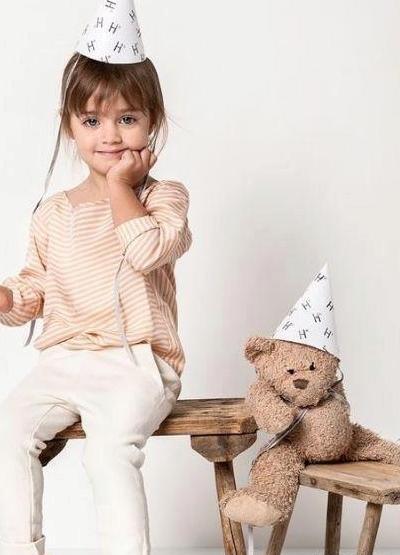 ژست عکس کودک با کیک تولد