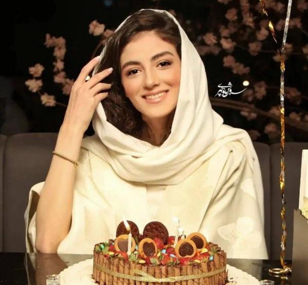 ژست عکس تولد با کیک در کافه