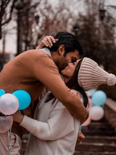 ژست عکس تولد با کیک در کافه