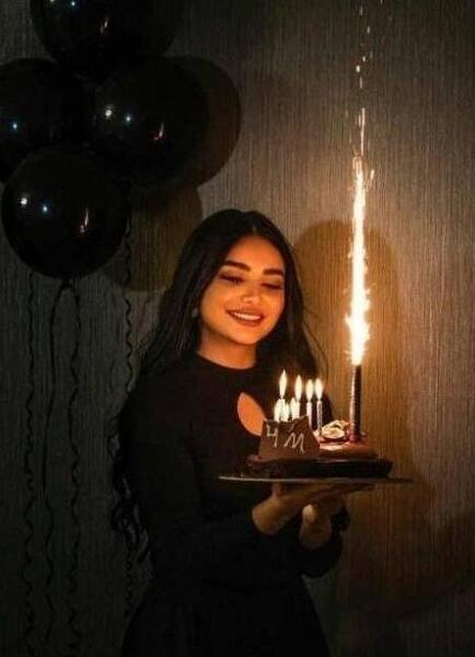ژست عکس تولد با کیک بدون چهره