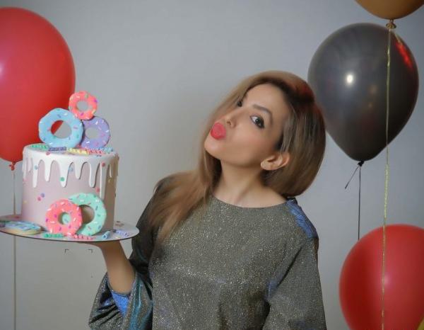 ژست عکس تولد با کیک بدون چهره