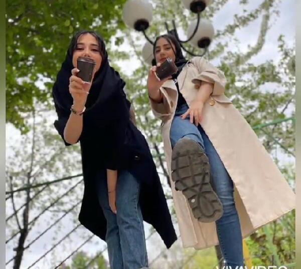 ژست عکس دخترانه در مدرسه