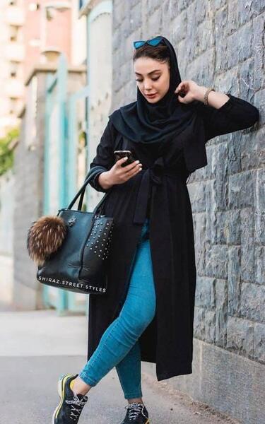 ژست عکس دخترانه در مدرسه