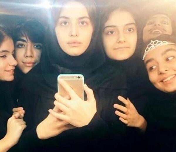 ژست عکس دخترانه در مدرسه