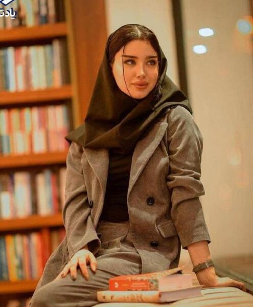 ژست عکس دخترانه در مدرسه