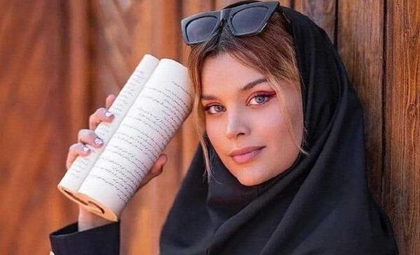 ژست عکس دخترانه در مدرسه