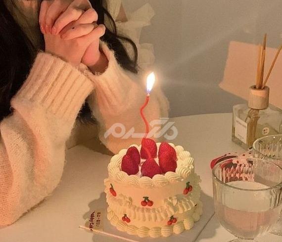 ژست عکس تولد با کیک بچه گانه