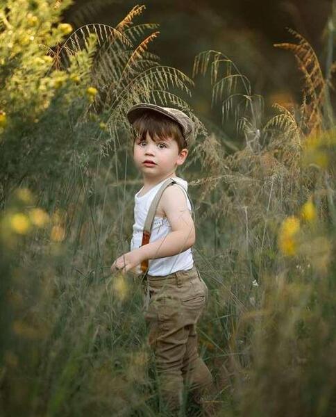 ژست عکس تولد در طبیعت بچه گانه