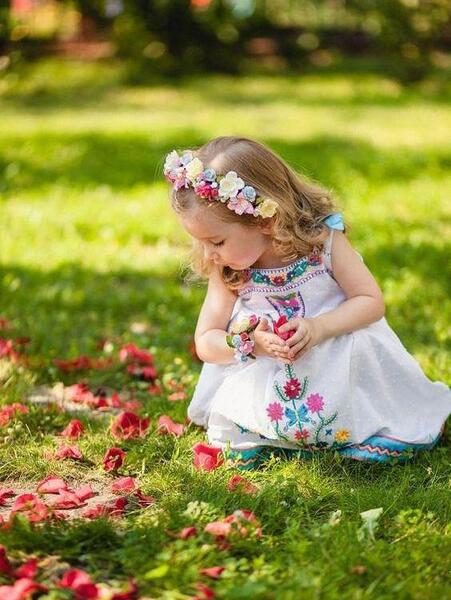 ژست عکس تولد در طبیعت بچه گانه