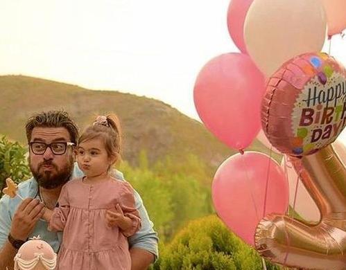 ژست عکس تولد در طبیعت بچه گانه