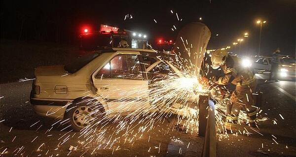 عکس پژو پارس تصادفی در شب