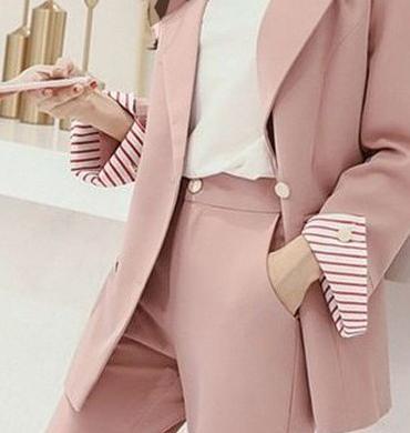 ژست عکس دخترانه با کت و شلوار