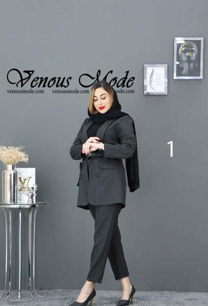 ژست عکس دخترانه با کت و شلوار
