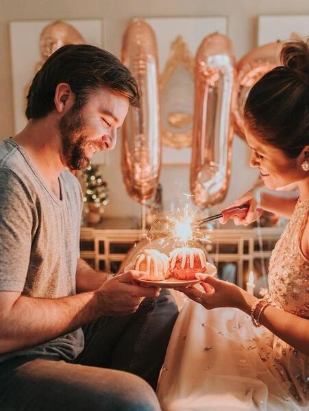 ژست عکس تولد زن و شوهری در طبیعت