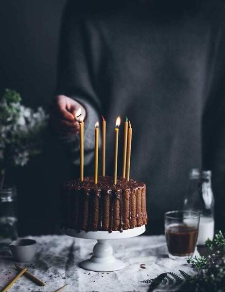 ژست عکس تولد تاریک