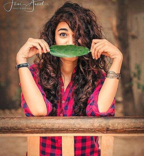 ژست عکس تک نفره دخترانه در خانه