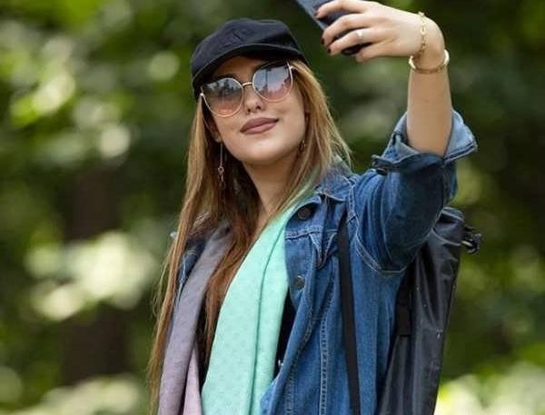 ژست عکس تک نفره دخترانه در خانه