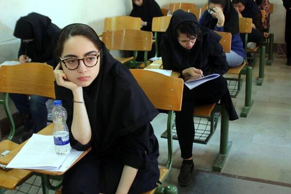 عکس دختر 18 ساله در مدرسه